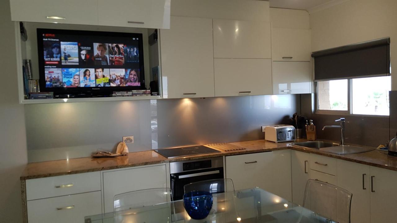 Acushla Accommodation Esplanade Living Self Check-In Self Check-Out West Beach Екстериор снимка